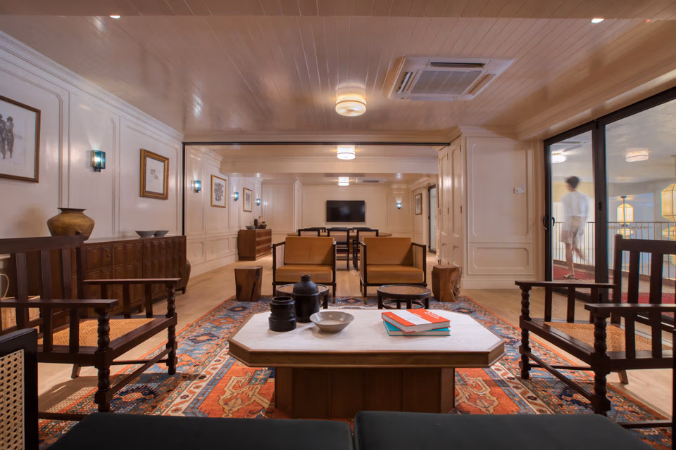 ourspaces_meetingroom1_960x640-1574661387116