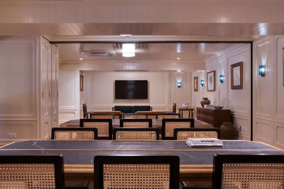 ourspaces_meetingroom2a_960x640-1574661414588